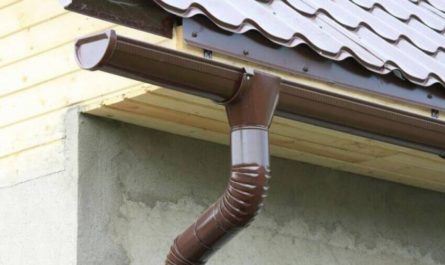 Монтаж металлического водостока для крыши