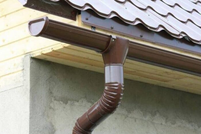 Монтаж металлического водостока для крыши