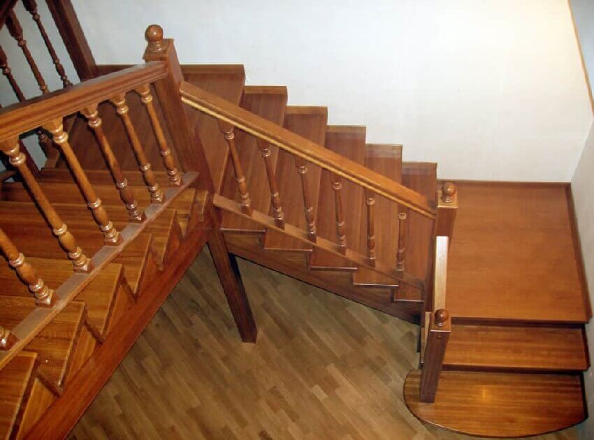 Трехмаршевая деревянная лестница