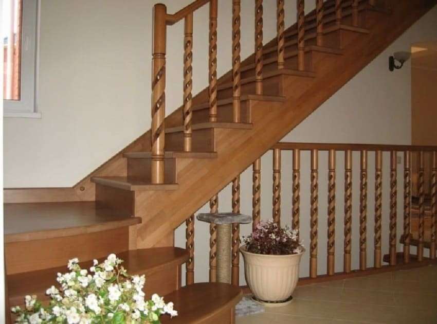 Однотонный цвет деревянной лестницы на второй этаж